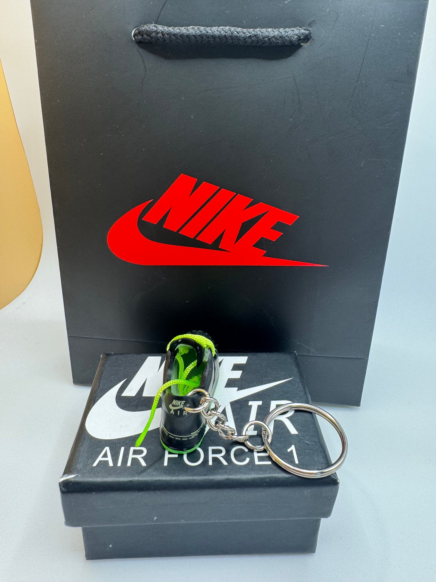 Sneaker Schlüsselanhänger – Air Force 1 inspiriert, Schwarz mit Neon-Grün